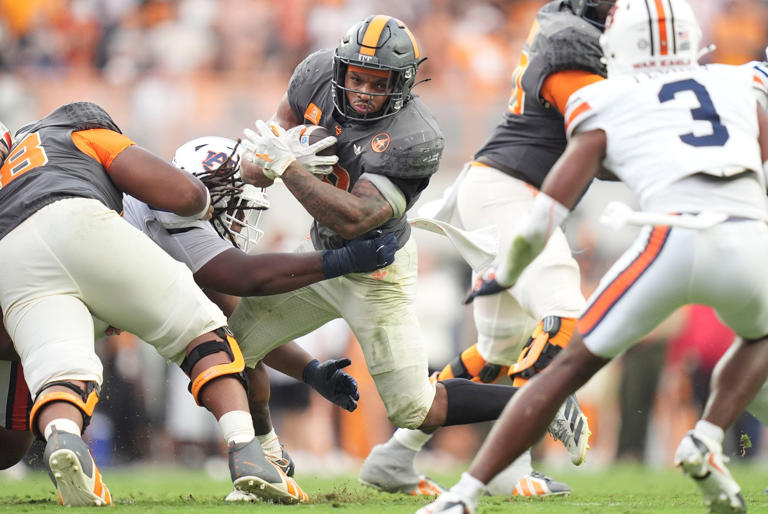 Tennessee football vs Arkansas score updates, Vols up 17-14 in fourth ...