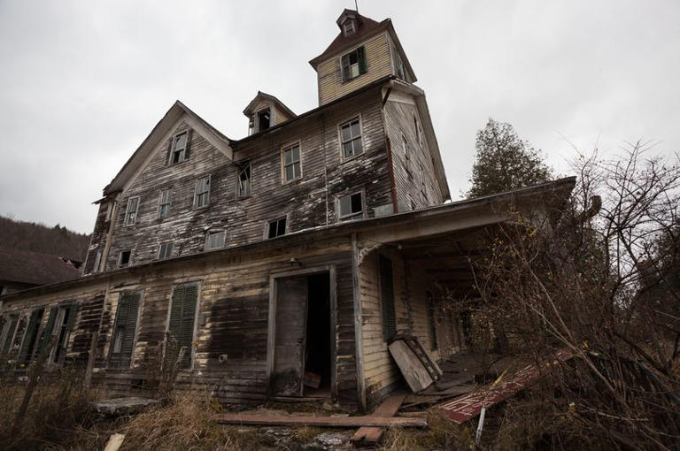 Paranormal investigator Colin Browen reveals signs your house might be ...