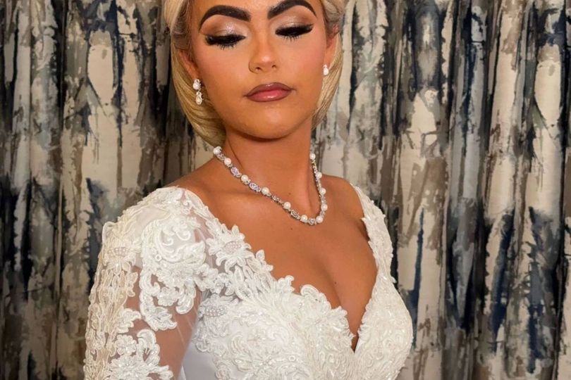Bride, 19, unleashes fury at guests from altar as husband's best man ...