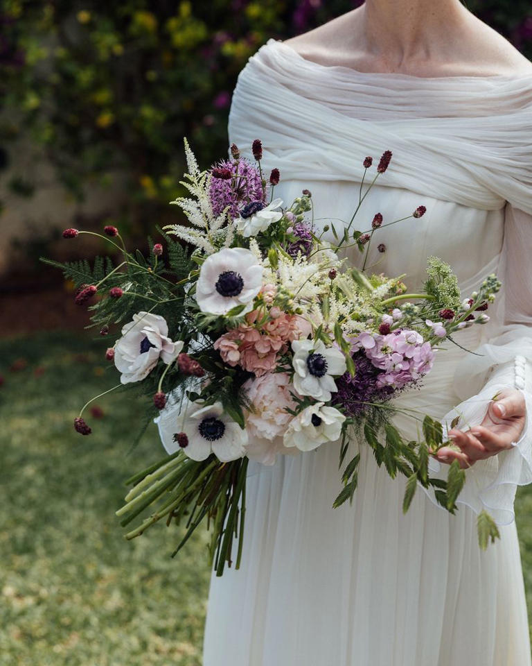 Ramos de novia con flores moradas, el fenómeno al que recurren las ...