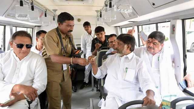 Telangana ministers use RTC-Hyderabad Metro common pass
