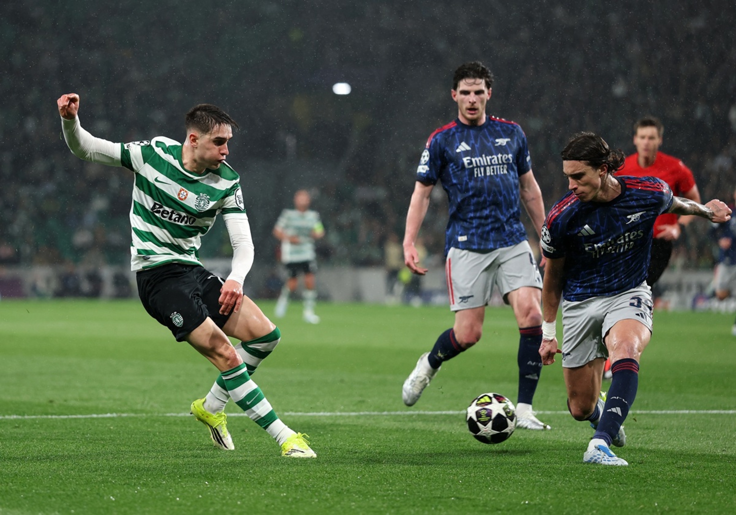 Barcelona is keen to beat Arsenal to sign top full back