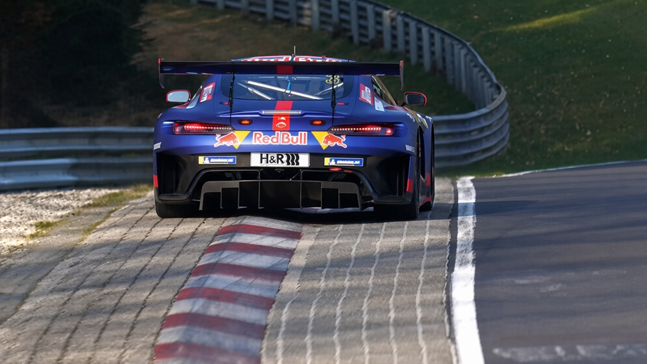Aston Martin Vantage GT3 narrowly avoids disaster at high speed