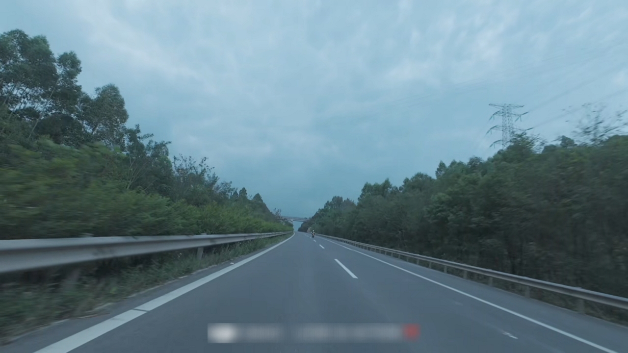 Motorcyclist regains control after wobbling at high speed on Sichuan ...