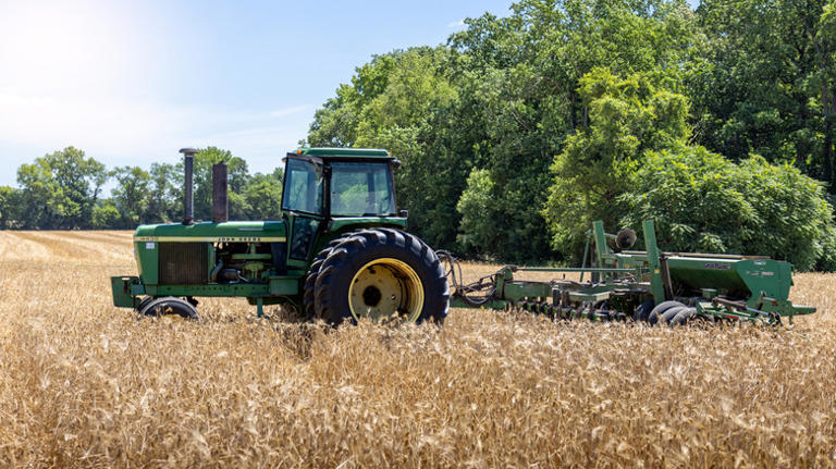 Who makes John Deere engines?