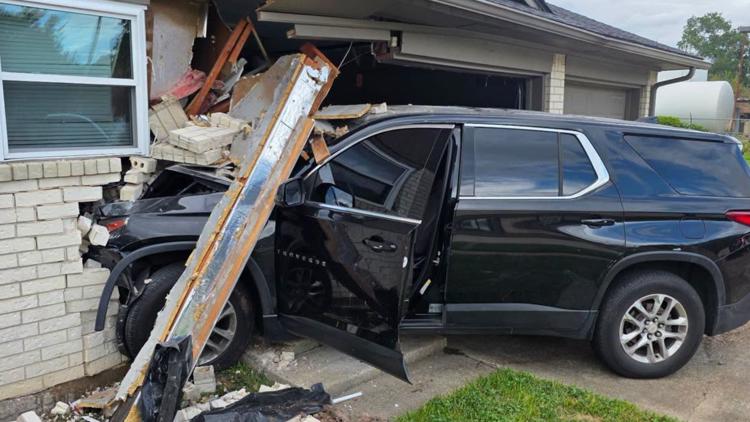 Short pursuit ends with vehicle crashing into Harris County home, Pct. 4 constable says