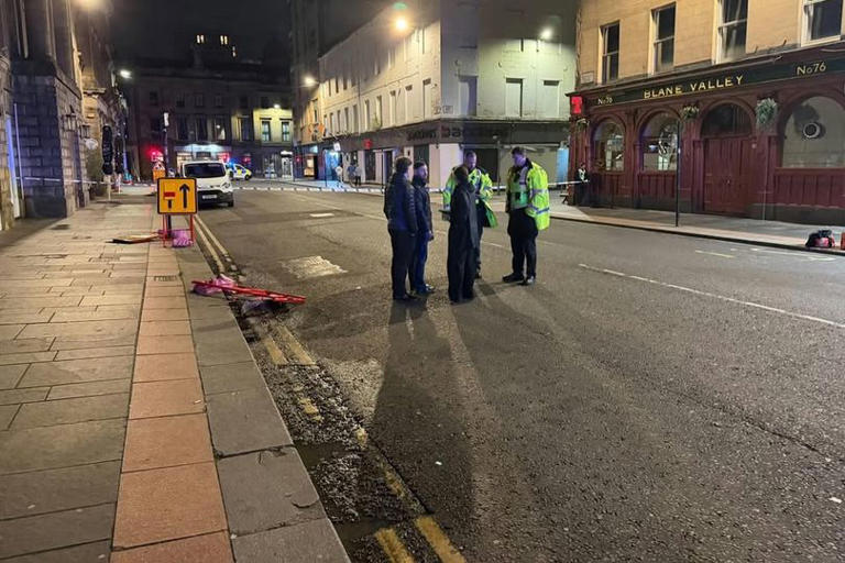 'Avoid the area' as police seal off two Glasgow city centre streets ...