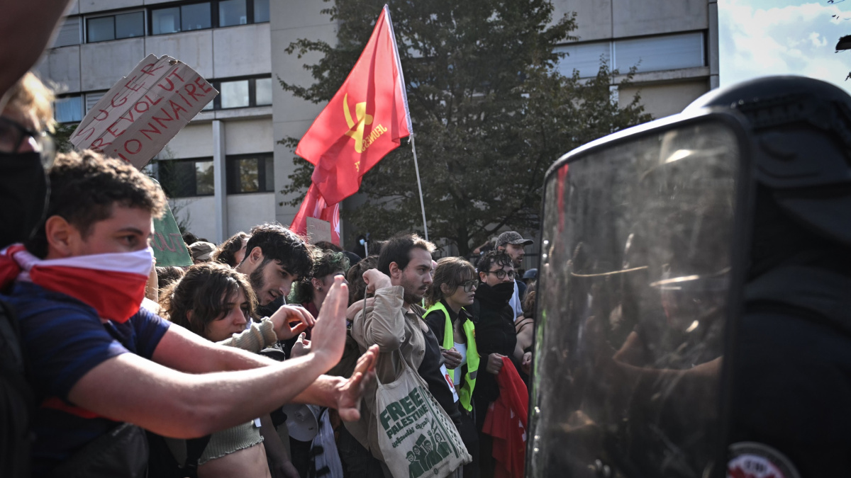 La rebelión estudiantil amenaza el final del mandato de Macron y permite a Mélenchon disputar a Le Pen el voto del descontento