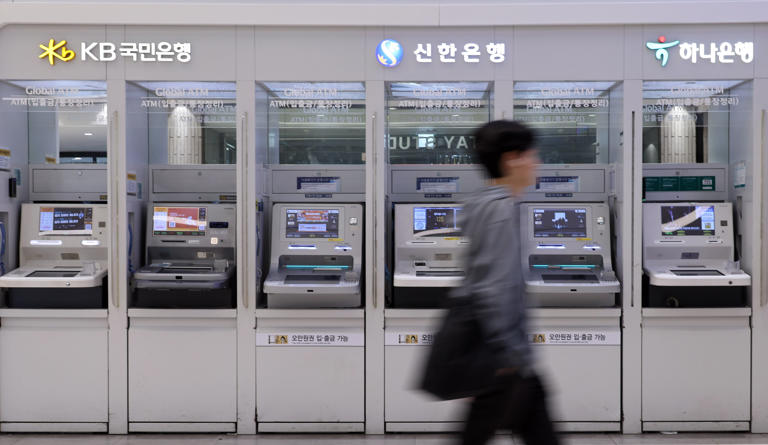 AI hacking spreads to second-tier financial institutions, prompting ...