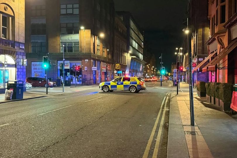 'Avoid the area' as police seal off two Glasgow city centre streets ...