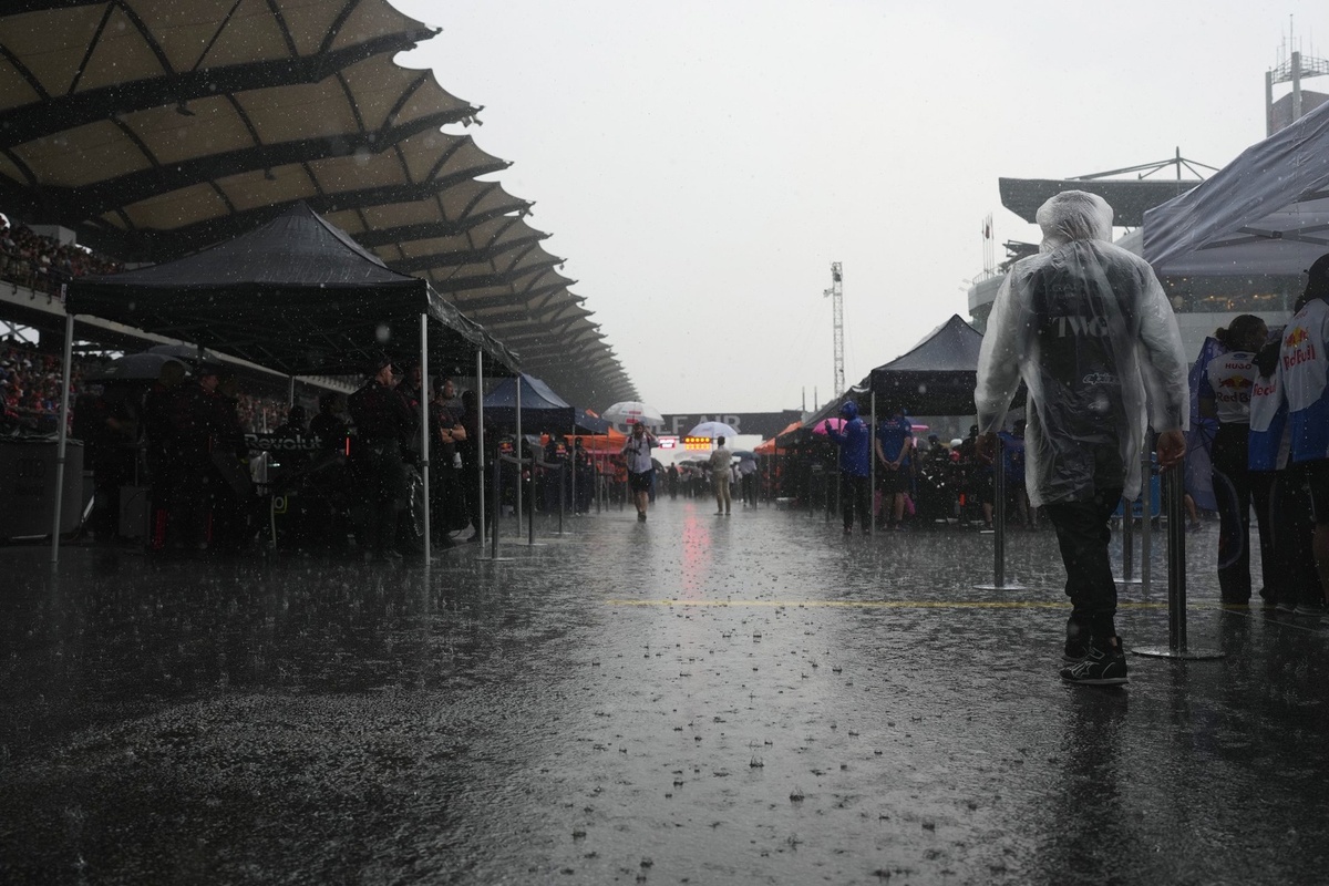 F1 Bahrain GP in Malaysia start delayed as thunderstorms hit Sepang