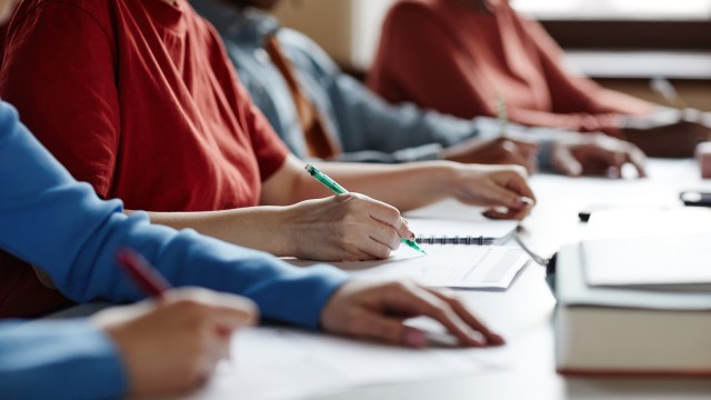 Amsterdam sociology students told to ditch laptops, take notes by hand ...