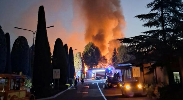  Incendio in un campeggio a Peschiera del Garda: «Sentita anche un'esplosione». Diversi feriti, uno è grave in codice rosso