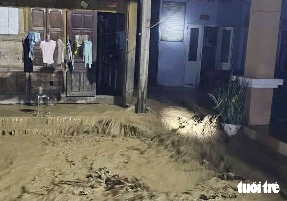 Vỡ kè chống lũ, bùn đất tràn vào hai trường học Nghệ An