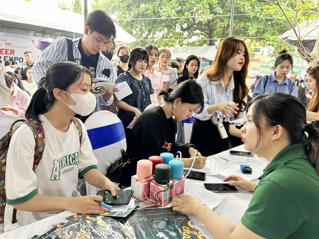 Job interview no-shows spark debate over professional etiquette