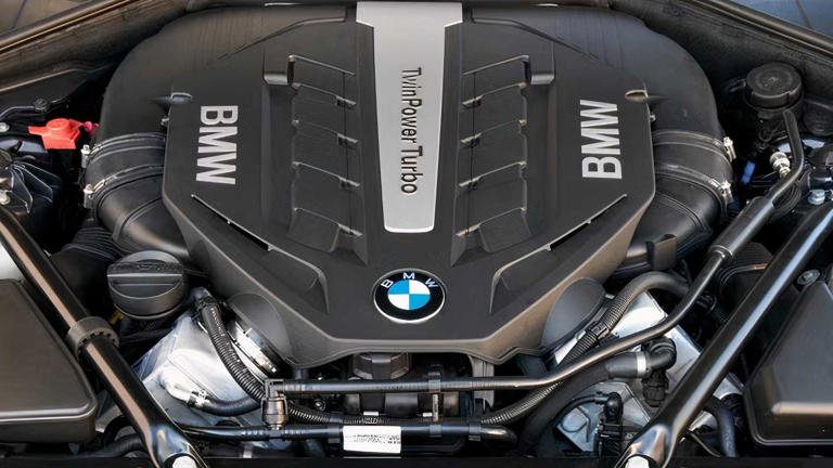 This 5-year-old flagship luxury sedan is now a $40,000 car