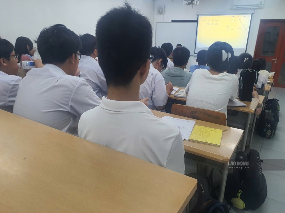 Nhiều trường ở TPHCM công khai đường dây nóng phản ánh dạy thêm, lạm thu