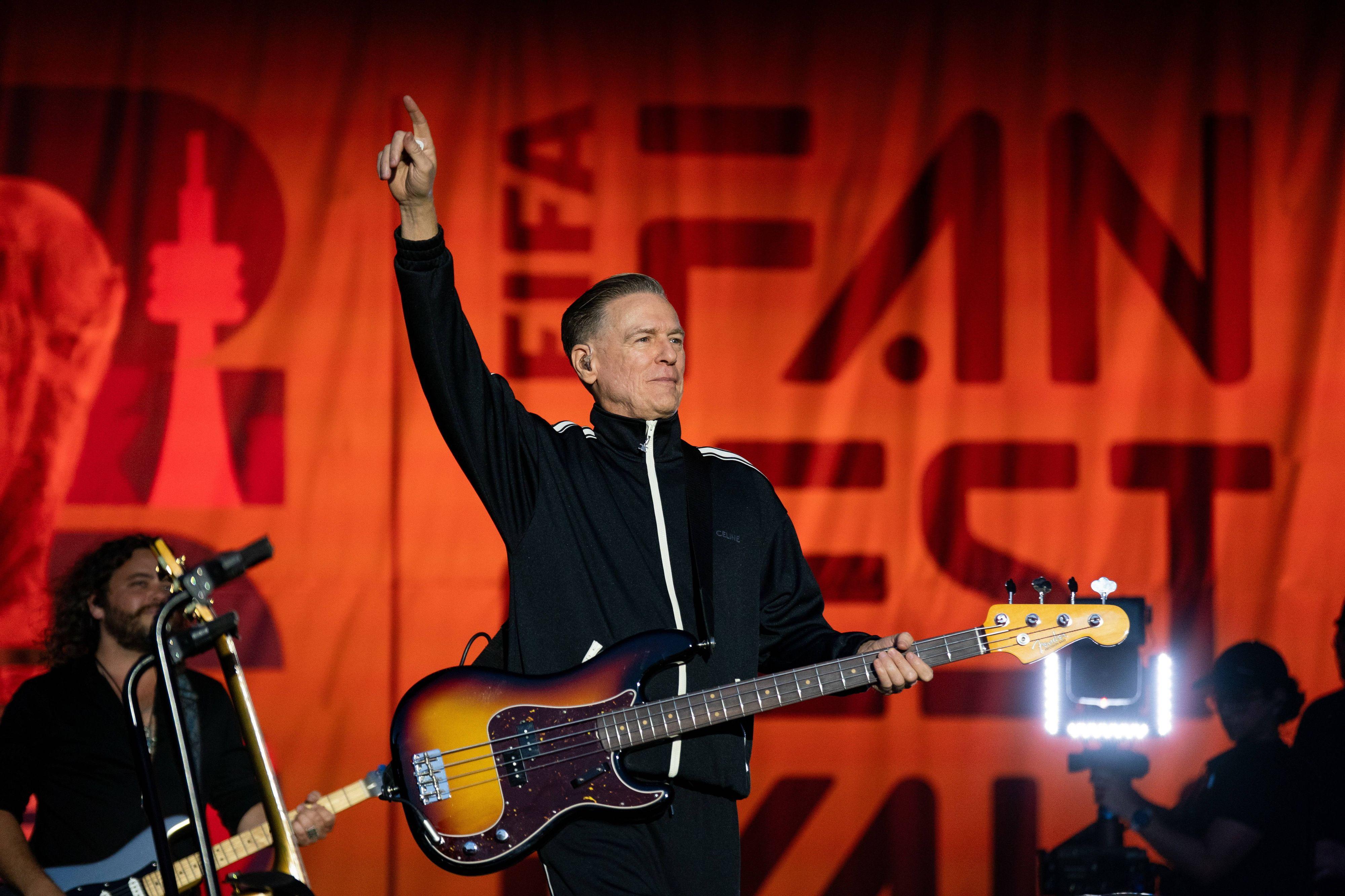 Begeisterung in Lanxess-Arena: Bryan Adams überrascht seine Kölner Fans ...