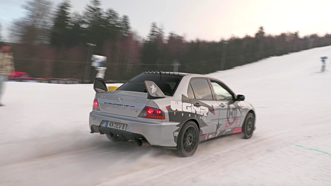 Mitsubishi Evo 8 and Evo 6 unleash their power on ice