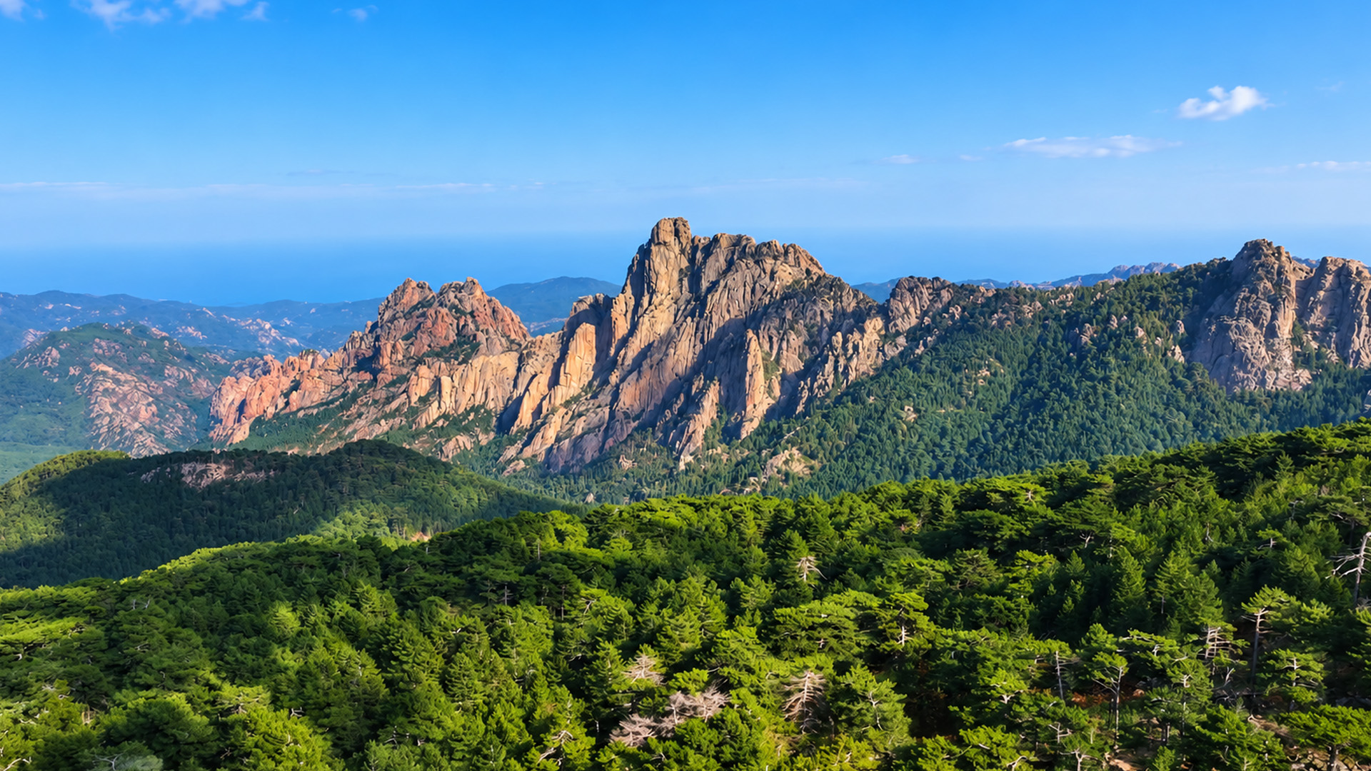 Les aiguilles de Bavella dominent les forêts vertes de montagne