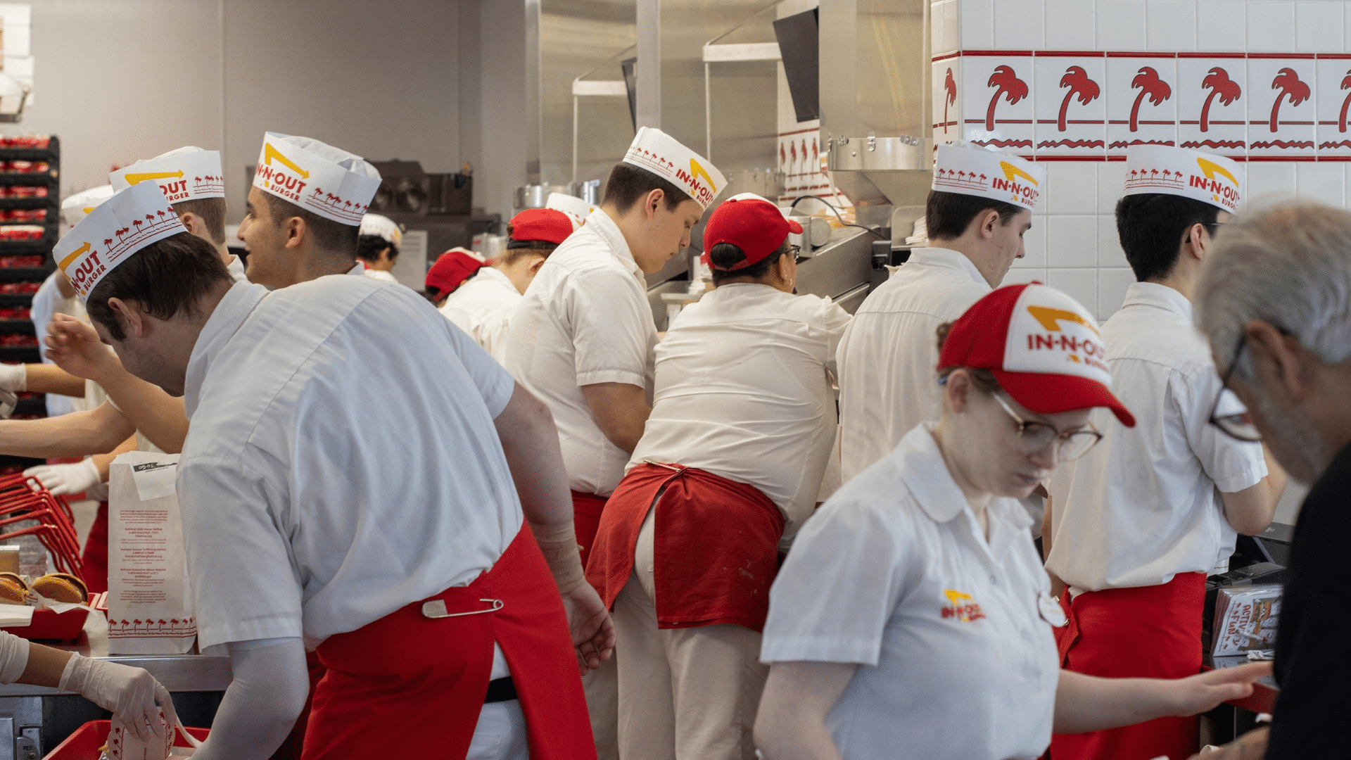 Want to earn $200K a year? This fast-food chain pays managers more than ...