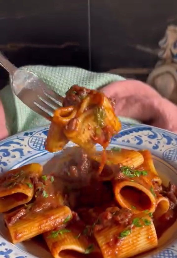 Pasta al ragù di totani e vino rosso dal sapore intenso