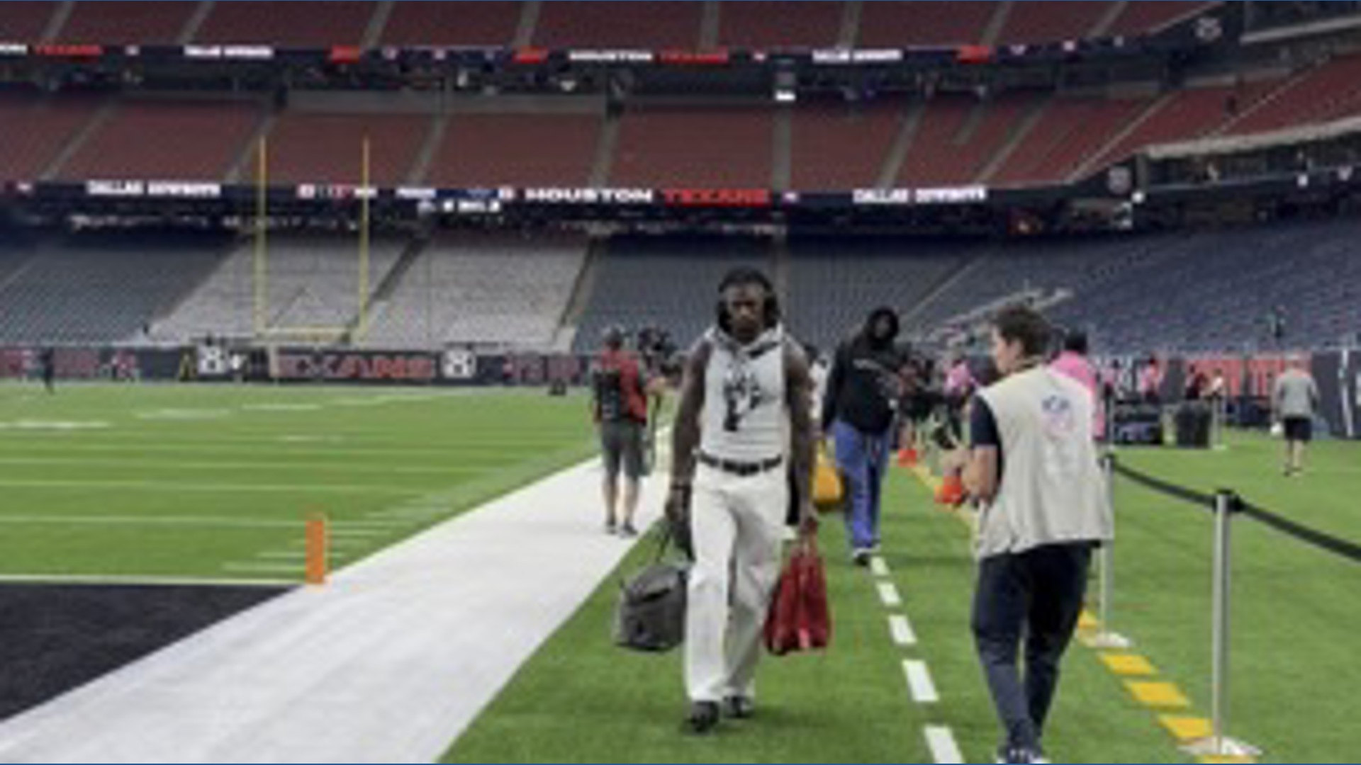 Cowboys arrive at Reliant Stadium