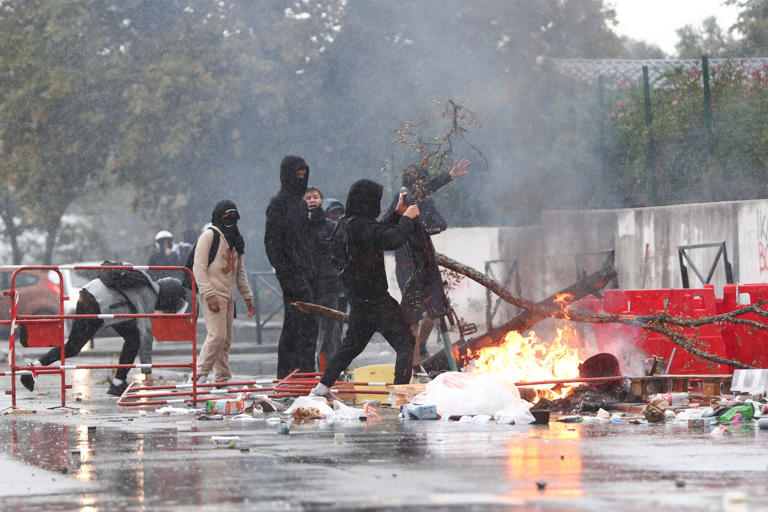 French pupils call for new protests as classes restart after riots