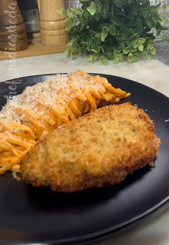Milanesa de cerdo rellena de jamón y queso