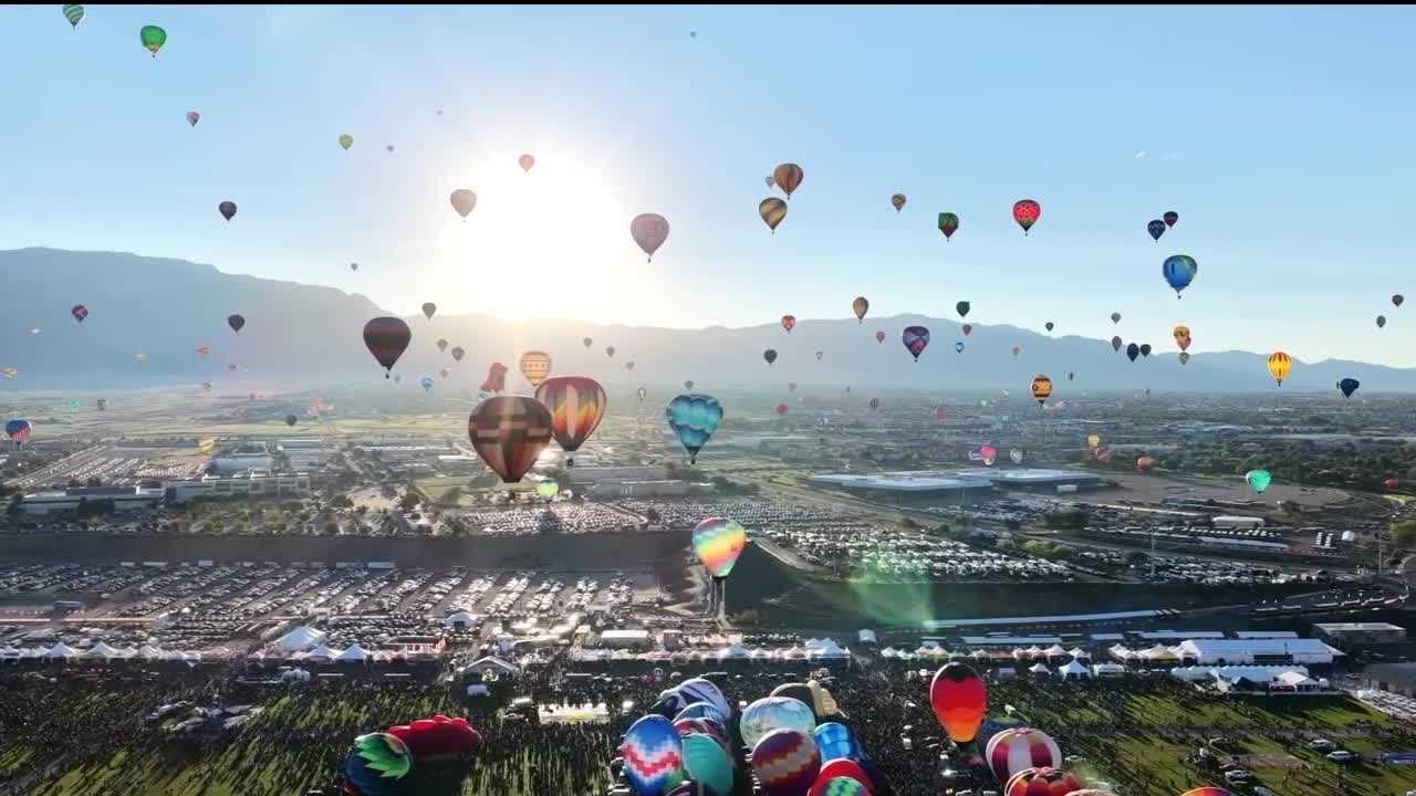 Green flag gives wonderful mass ascension at Albuquerque Balloon Fiesta