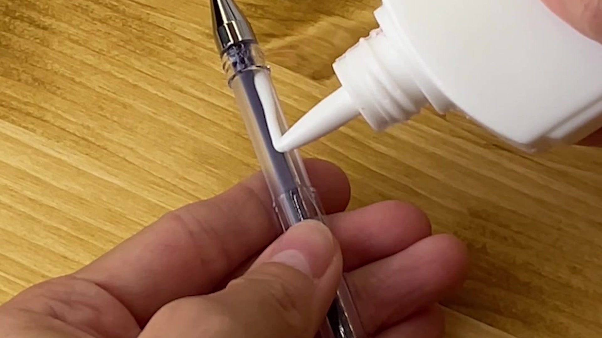 No one will notice! Secret notes hidden in a pen