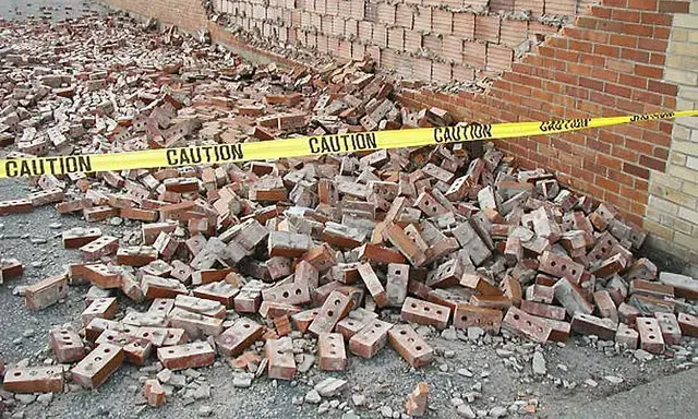 A partial building collapse in Istanbul traps at least 7 people ...