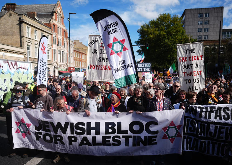 ‘Stop the far right’, say marchers on anniversary of Battle of Cable Street