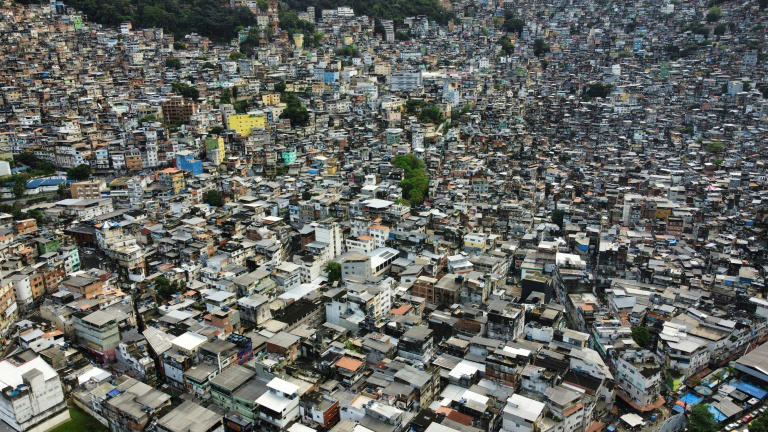 Frappés par l'insécurité, les habitants d'une favela de Rio votent sans ...