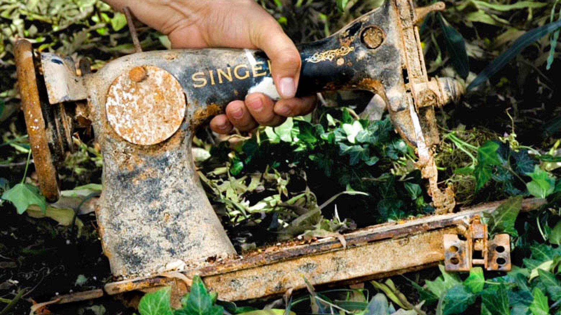 Unearthing and reviving a vintage sewing machine found in the forest
