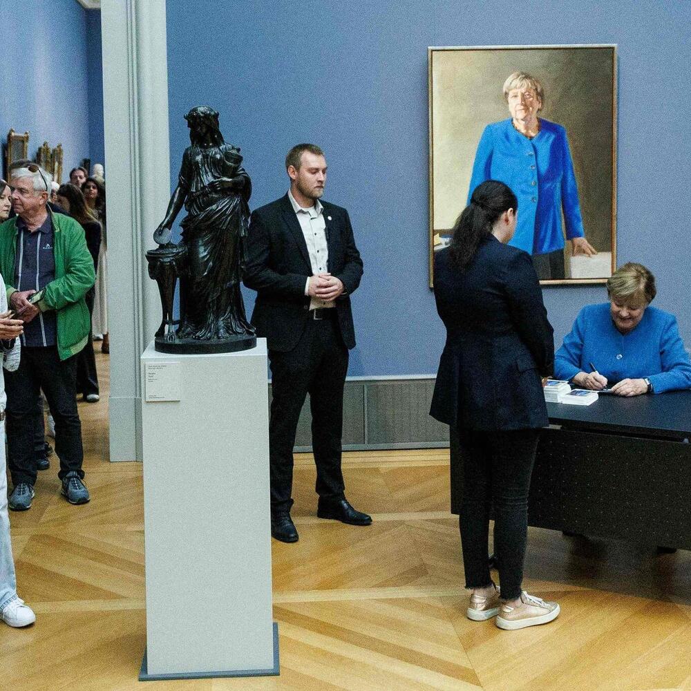 „Naja, sie ist einfach Mutti“: Merkel-Mania im Berliner Bode-Museum