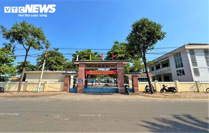 Công an tìm 'phụ huynh ảo' đăng bài học sinh làm hơn 10 trang bài tập mỗi đêm
