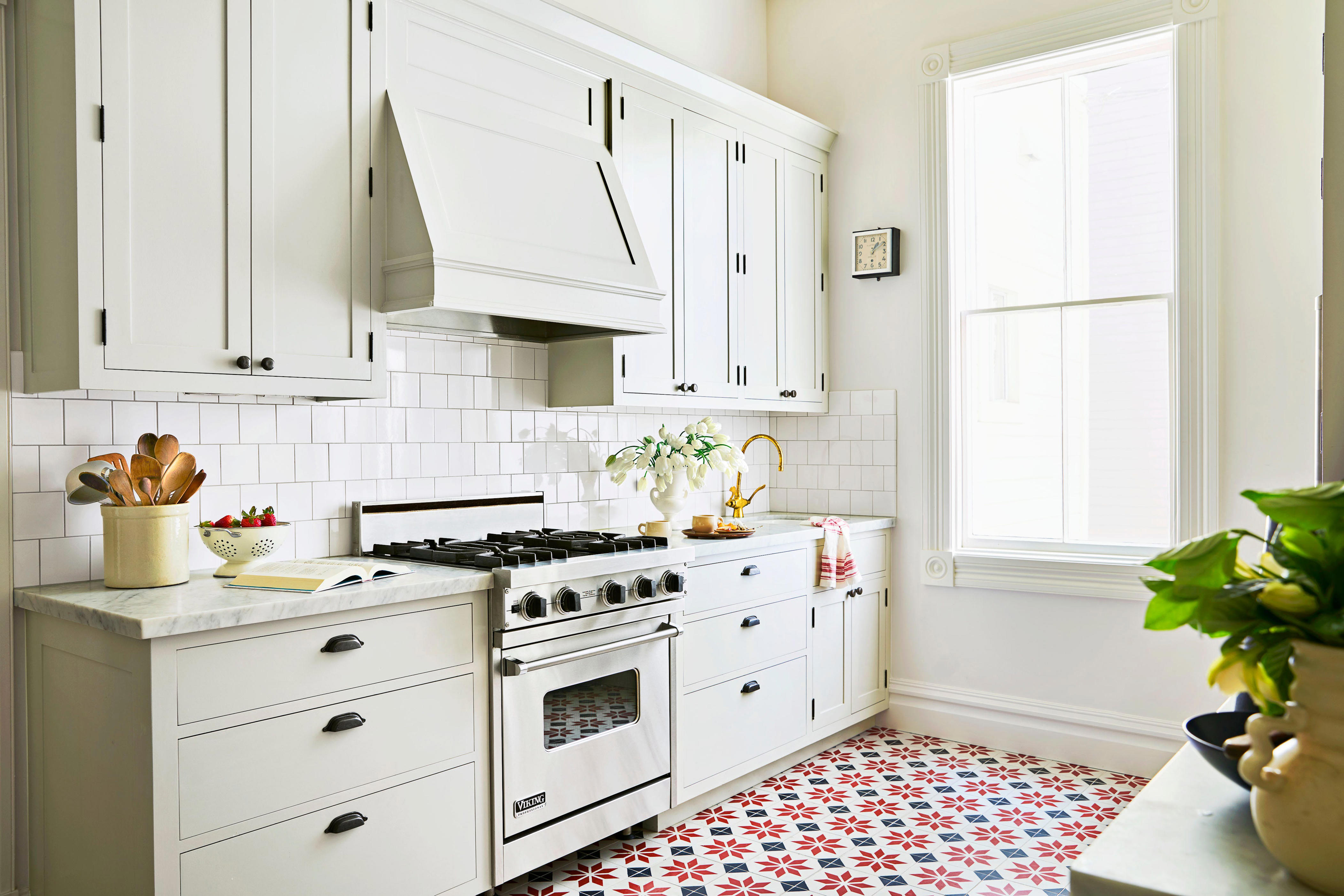 61 small kitchen ideas designers recommend to maximize space