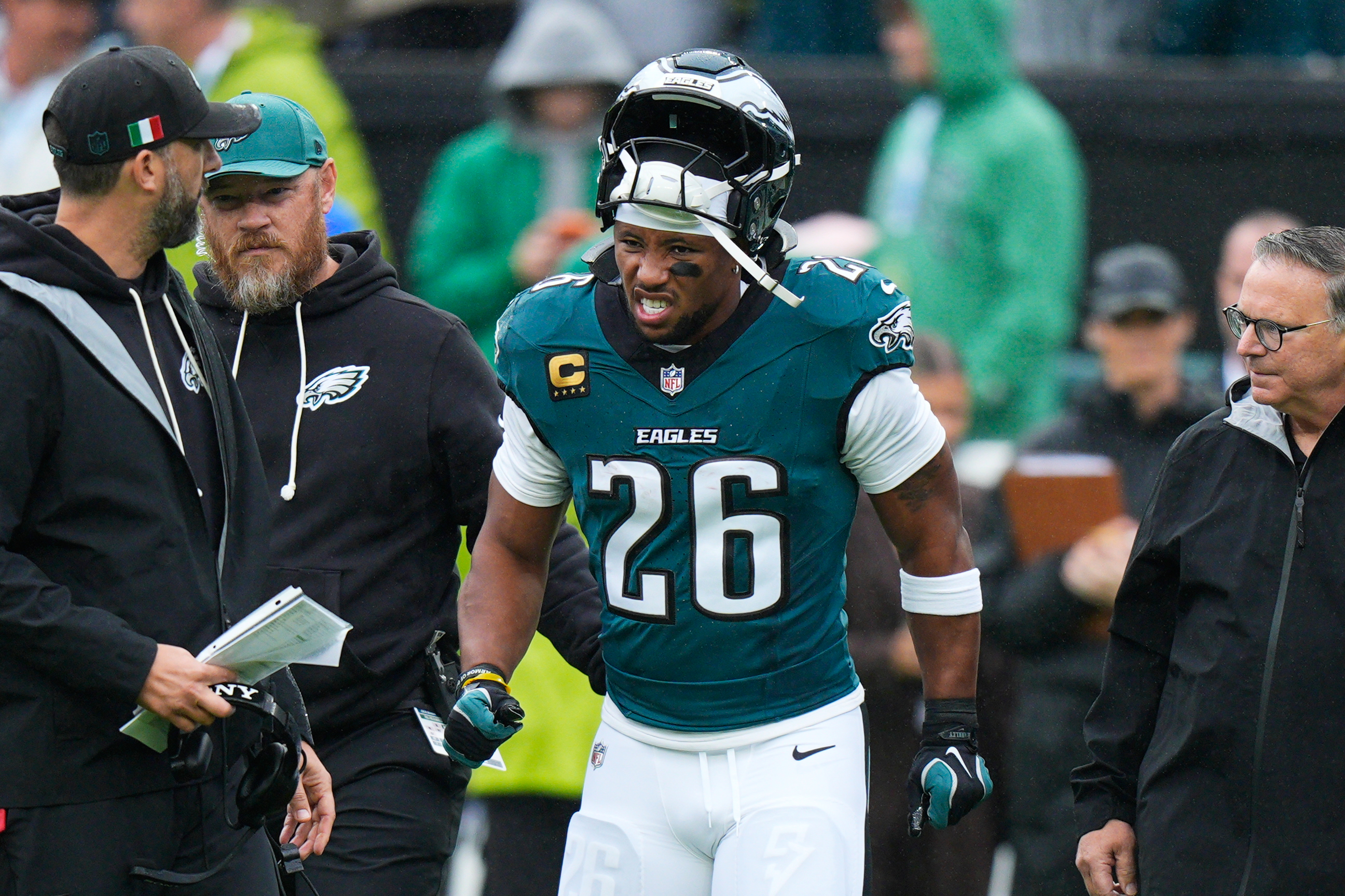 El corredor de los Eagles Saquon Barkley abandona juego ante Rams con ...
