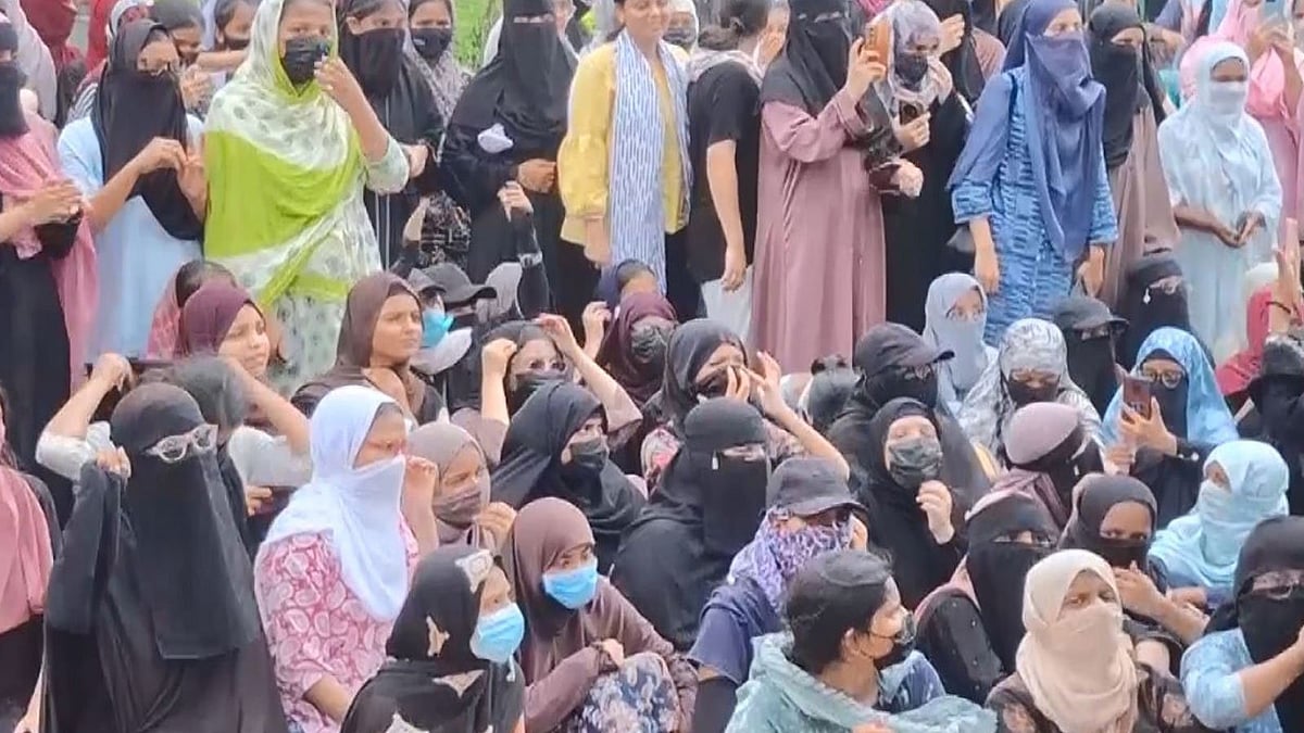AMU protests: Students block 4 entry gates, proctor says 'outsider ...