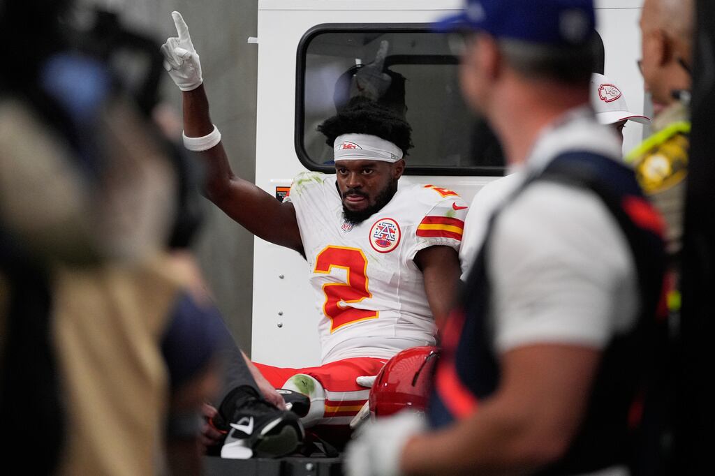 Chiefs’ Tyquan Thornton suffers gruesome-looking leg injury vs. Raiders ...
