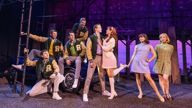 ‘The Outsiders’ at the Hollywood Pantages brings greasers and socs to ...