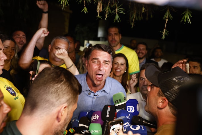 Fl&aacute;vio Bolsonaro discursou ap&oacute;s resultado do primeiro turno das elei&ccedil;&otilde;es deste ano Foto: Wilton Junior/Estad&atilde;o