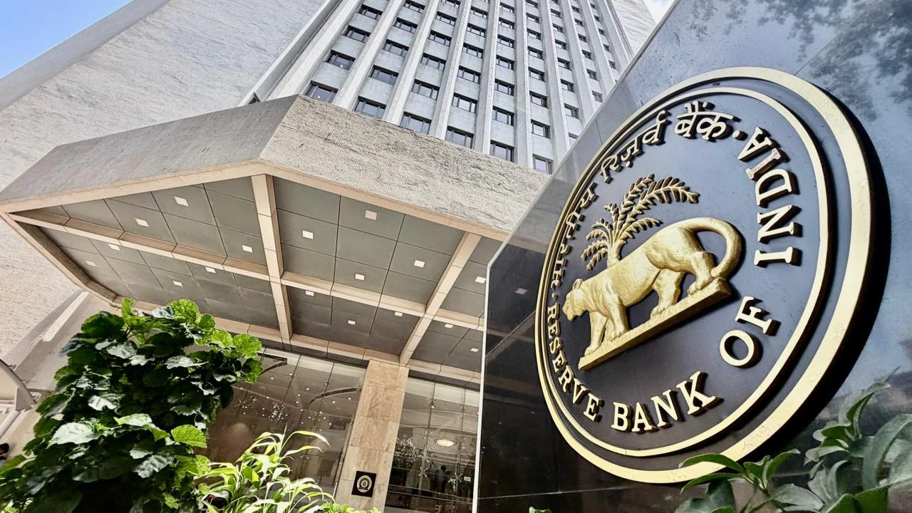 Indian bond yield curve seen flatter as RBI drains surplus cash