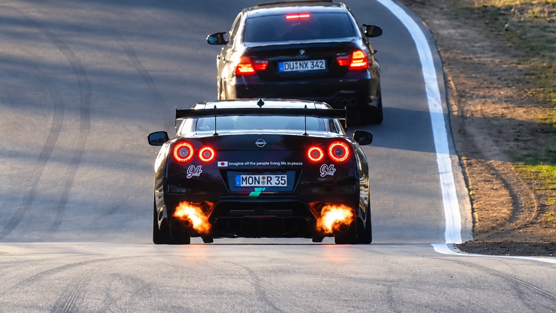 Nissan GT-R schlägt Flammen bei einer schnellen Nürburgring-Runde