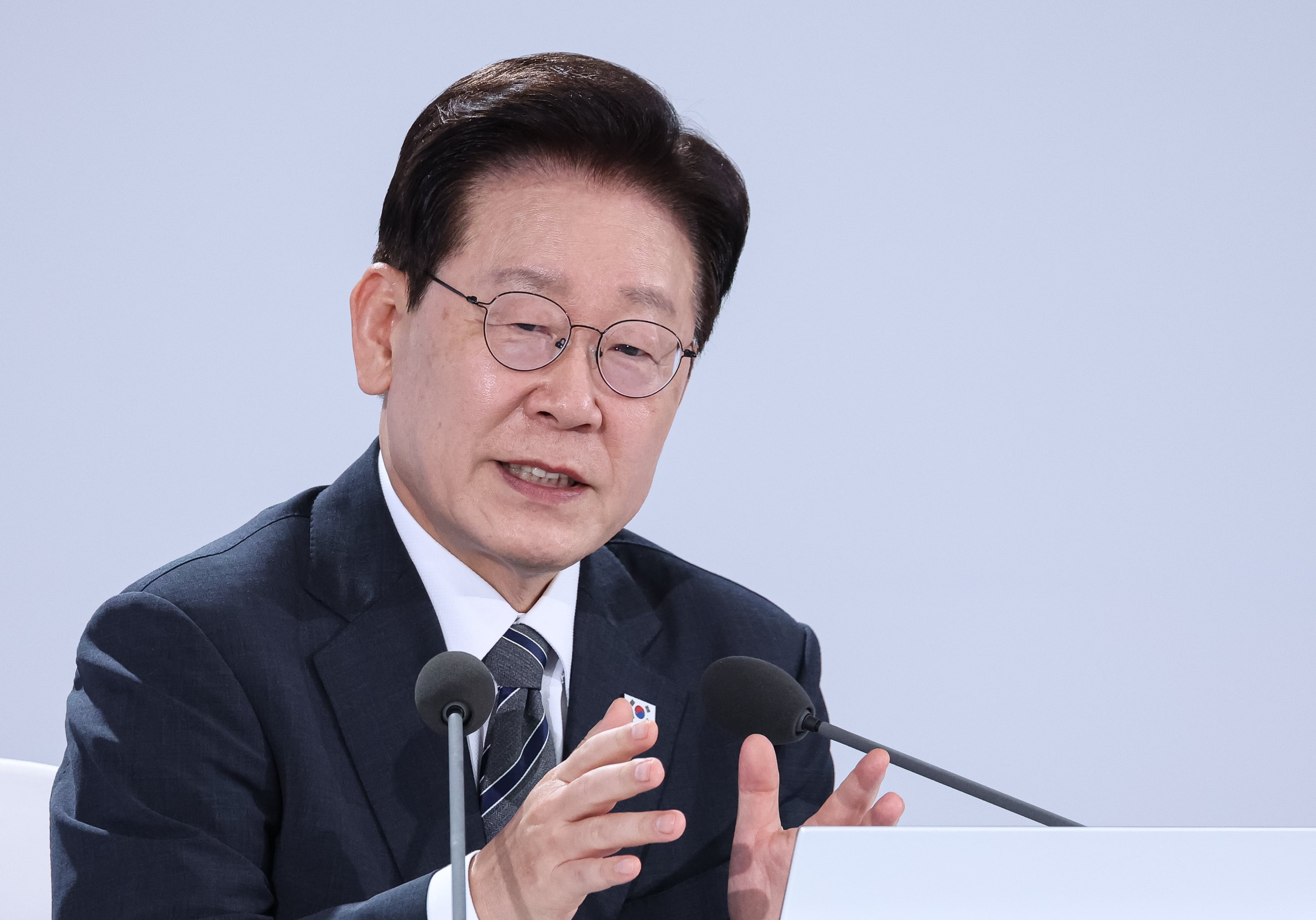 President Lee warns against irresponsible extremism