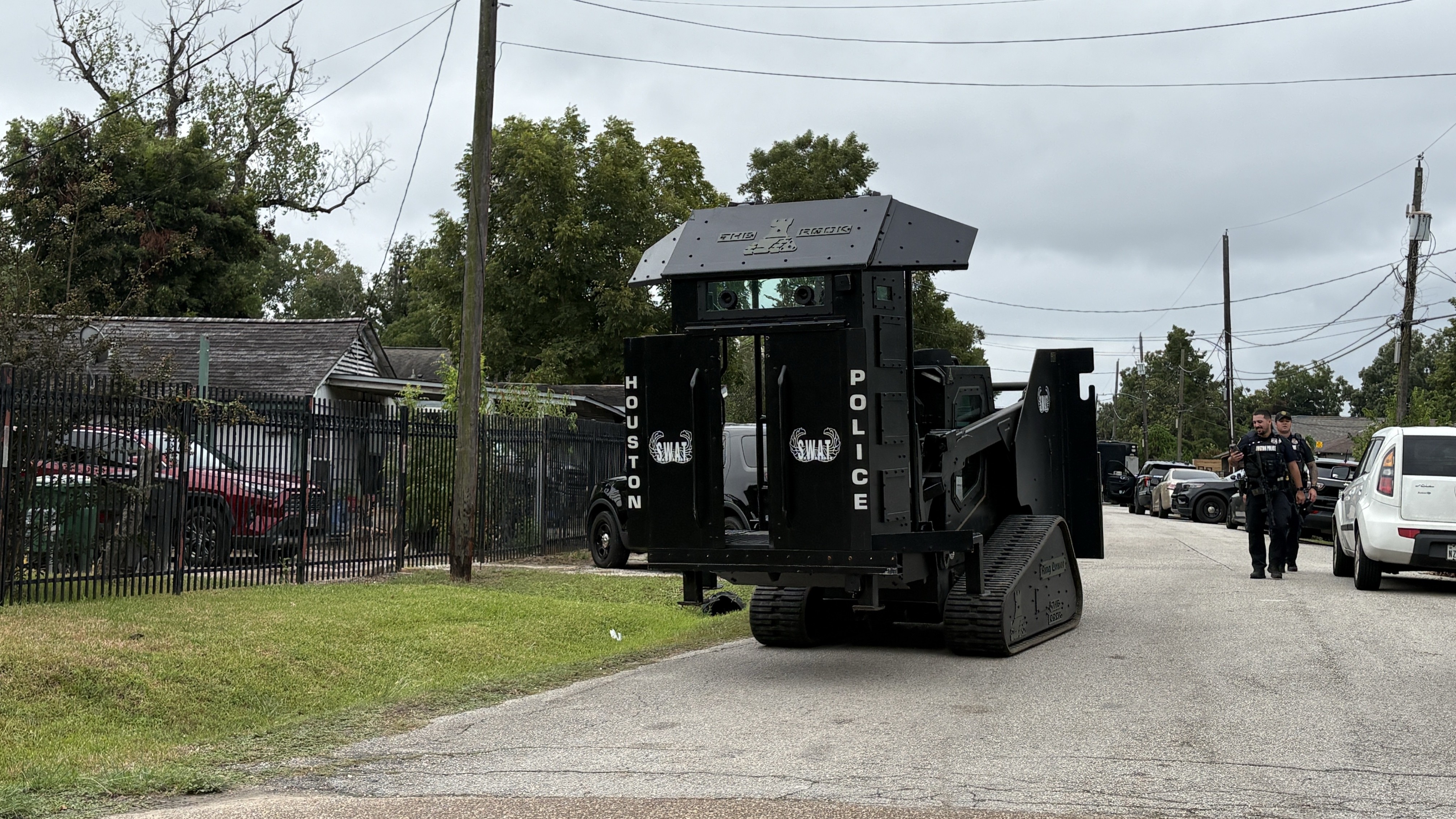Man escapes police perimeter after allegedly firing near delivery woman ...