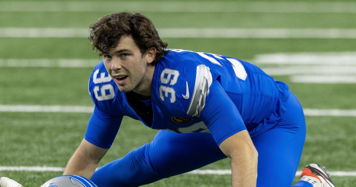 Detroit Lions kicker Jake Bates has a sensual stretching routine, with facial expressions to match