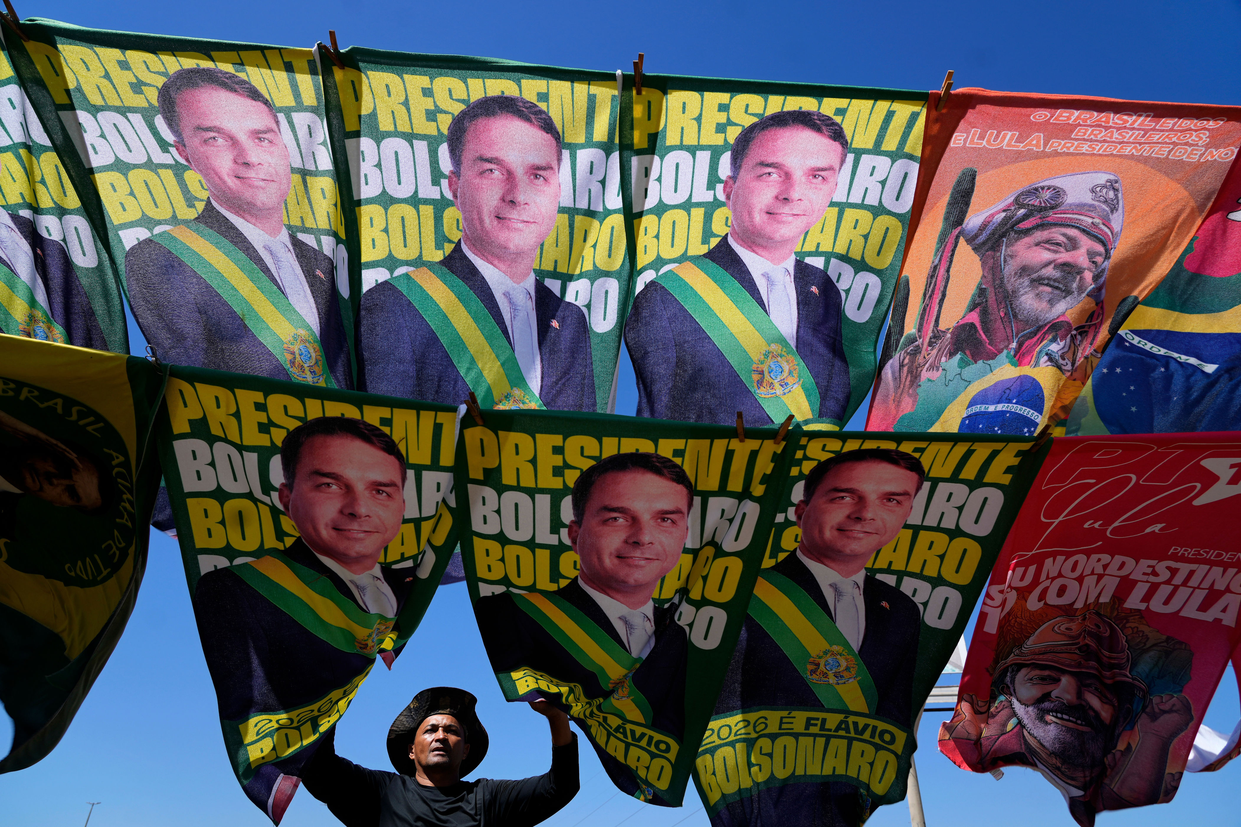 Flávio Bolsonaro leads Lula as Brazil heads to a runoff