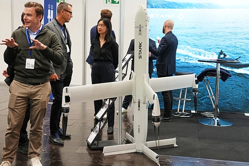 La empresa emergente europea de tecnología de defensa STARK presenta su dron de combate OWE-V en la nueva Euro Defence Expo de seguridad militar. Copyright 2026 The Associated Press. All rights reserved